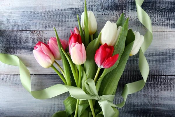 Bukiet Pięknych Tulipanów Podłoże Drewniane — Zdjęcie stockowe