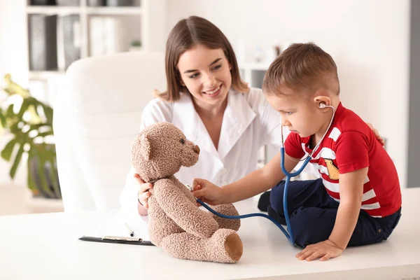 Médecin Féminin Travaillant Avec Petit Garçon Mignon Clinique — Photo