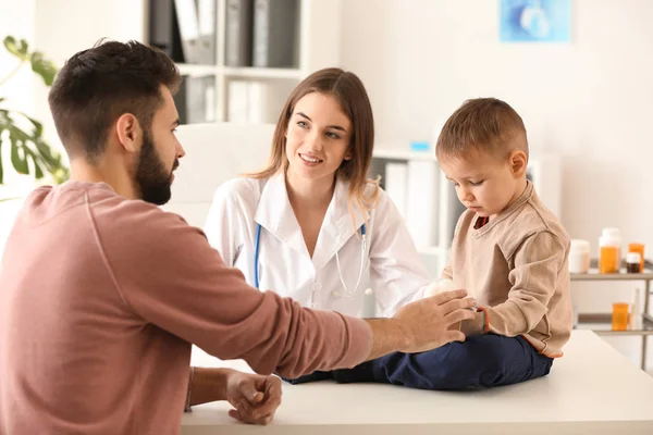 Fiatal Apa Kis Fia Látogató Orvos Klinika — Stock Fotó