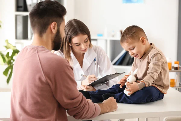 Jonge Vader Met Zijn Kleine Zoon Bezoekende Doctor Kliniek — Stockfoto