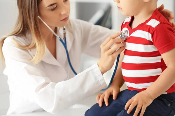 Vrouwelijke Arts Werken Met Schattige Kleine Jongen Kliniek — Stockfoto