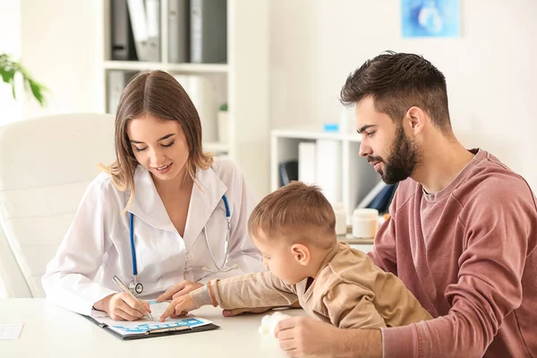 Jovem Pai Com Seu Filho Visitando Médico Clínica — Fotografia de Stock