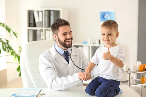 Αρσενικό Ιατρός Που Εργάζεται Χαριτωμένο Μικρό Αγόρι Στην Κλινική — Φωτογραφία Αρχείου