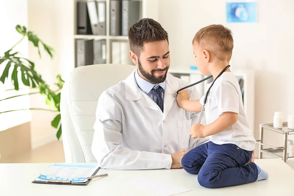 Mannelijke Arts Werkzaam Met Schattige Kleine Jongen Kliniek — Stockfoto