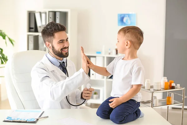 Homme Médecin Travaillant Avec Mignon Petit Garçon Clinique — Photo