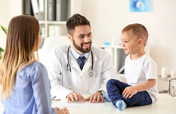 Jovem Mãe Com Seu Filho Visitando Médico Clínica — Fotografia de Stock