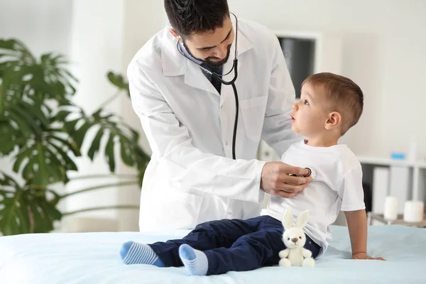 Médico Varón Trabajando Con Lindo Niño Clínica —  Fotos de Stock