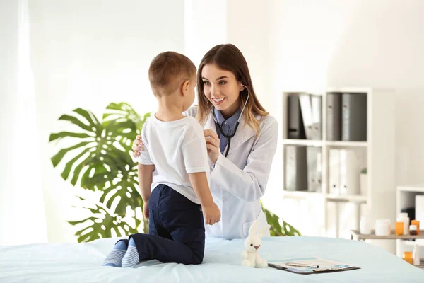 Médico Feminino Trabalhando Com Menino Bonito Clínica — Fotografia de Stock