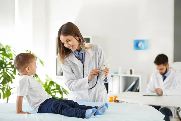 Ärztin Arbeitet Mit Süßem Kleinen Jungen Klinik — Stockfoto