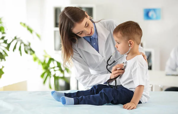 Aranyos Kisfiú Klinikán Dolgozó Női Orvos — Stock Fotó