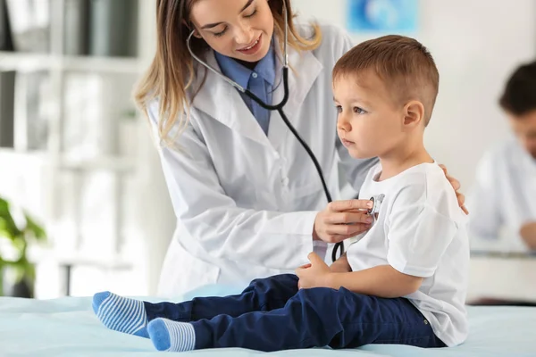 Vrouwelijke Arts Werken Met Schattige Kleine Jongen Kliniek — Stockfoto