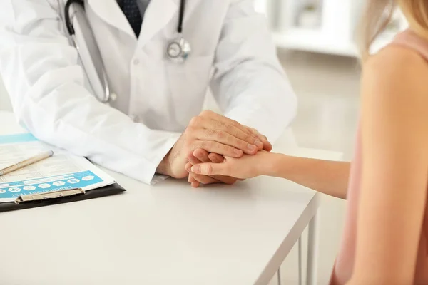 Male Doctor Calming Female Patient Clinic — Stock Photo, Image