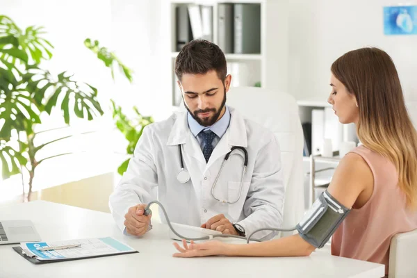 Male Doctor Working Female Patient Clinic — Stock Photo, Image