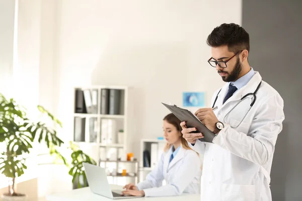 Male Doctor Working Clinic — Stock Photo, Image