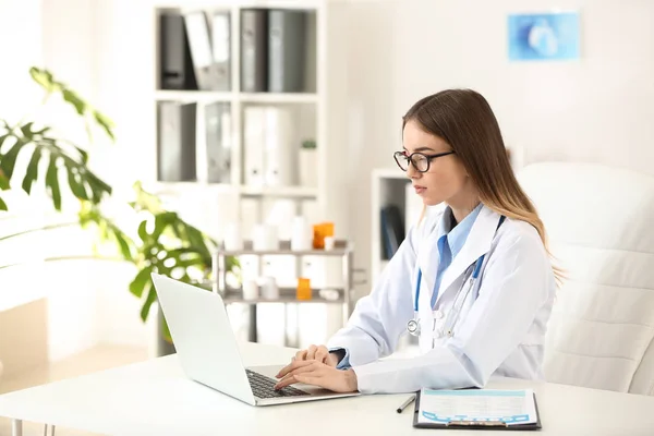 Female Doctor Working Laptop Clinic — Stock Photo, Image