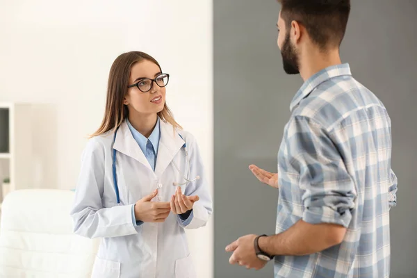 Vrouwelijke Arts Werken Met Mannelijke Patiënt Kliniek — Stockfoto