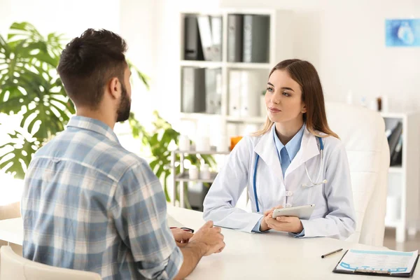 Médico Femenino Que Trabaja Con Paciente Masculino Clínica —  Fotos de Stock