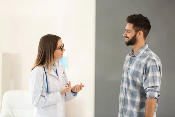 Médecin Féminin Travaillant Avec Patient Masculin Clinique — Photo