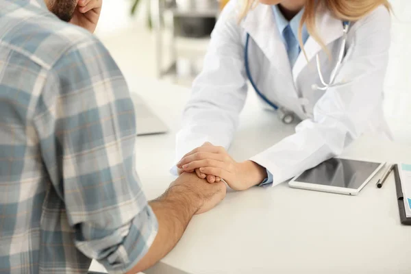 Female Doctor Calming Male Patient Clinic — Stock Photo, Image