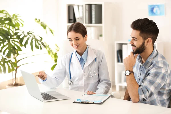 Female Doctor Working Male Patient Clinic — Stock Photo, Image