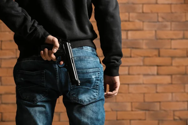 Masculino Criminoso Com Arma Contra Fundo Tijolo — Fotografia de Stock