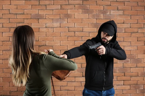 Mužské Zloděj Ukradl Tašku Mladá Žena Cihlové Pozadí — Stock fotografie