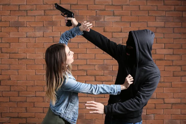 Jonge Vrouw Zichzelf Verdedigen Tegen Aanvallen Door Mannelijke Bandit Tegen — Stockfoto
