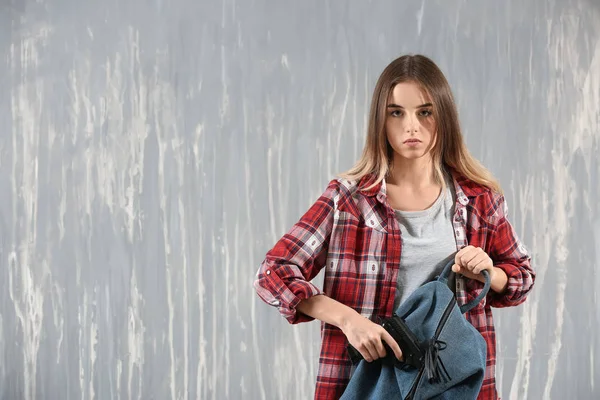 Молодая Женщина Пистолетом Фоне Гранжа — стоковое фото