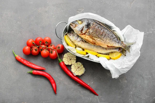 Dorado Grillé Poisson Légumes Sur Fond Gris — Photo