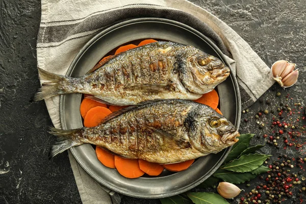 Assiette Avec Poisson Dorado Grillé Carotte Épices Sur Fond Gris — Photo