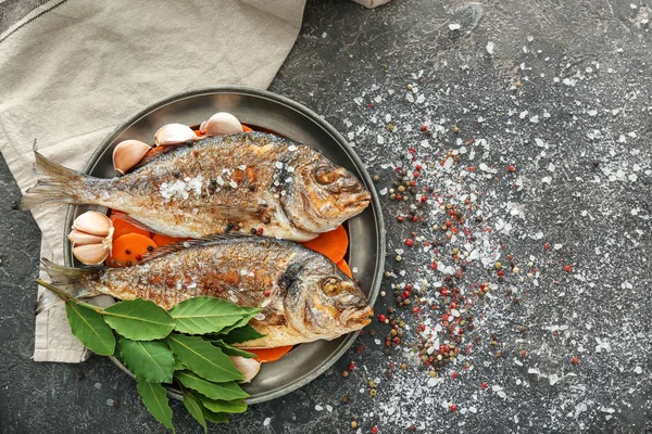 Assiette Avec Poisson Dorado Grillé Carotte Épices Sur Fond Gris — Photo