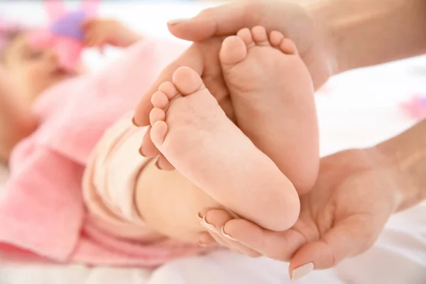 Mother Hands Touching Tiny Feet Little Baby Closeup — Stock Photo, Image
