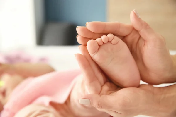 Mother Hands Touching Tiny Foot Little Baby Closeup — Stock Photo, Image