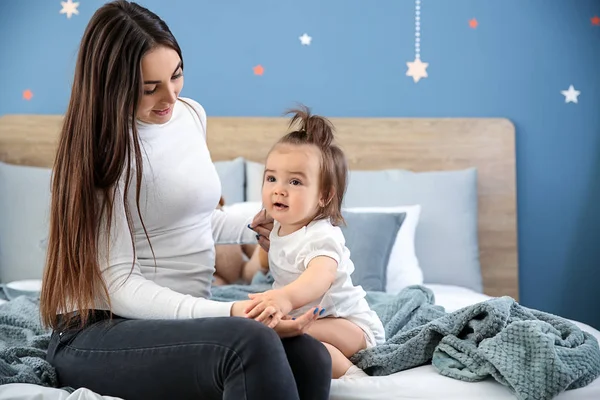 Young Mother Her Cute Little Daughter Home — Stock Photo, Image