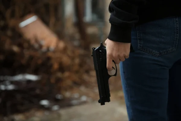Женщина Пистолетом Улице — стоковое фото