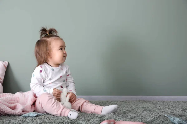 Cute Baby Girl Playing Carpet Color Wall — Stock Photo, Image