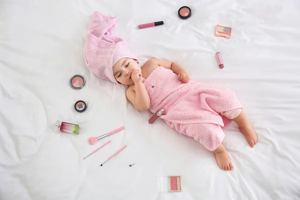 Niedliche Baby Mädchen Mit Kosmetik Auf Dem Bett Liegend — Stockfoto