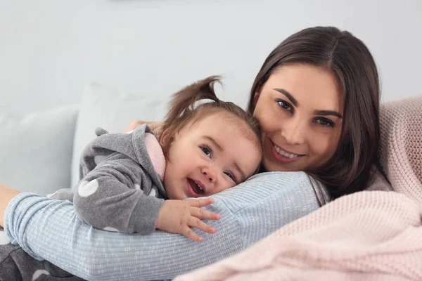 Linda Niña Con Madre Casa — Foto de Stock