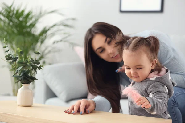 Linda Niña Con Madre Casa — Foto de Stock