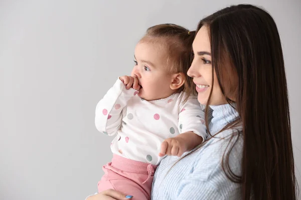 Joven Madre Con Linda Hijita Sobre Fondo Claro —  Fotos de Stock