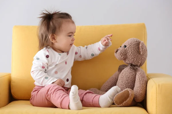 Linda Niña Con Oso Juguete Sentado Sillón Contra Fondo Claro — Foto de Stock