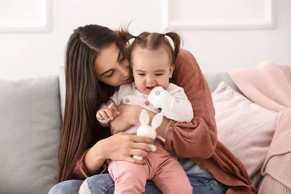 Sevimli küçük kızını evde olan kadın