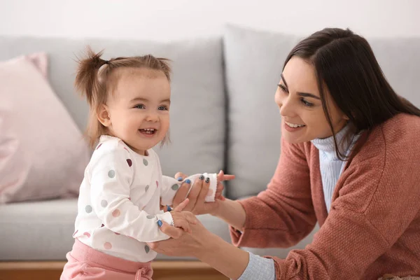 Young Woman Playing Her Cute Little Daughter Home — Stock Photo, Image