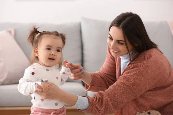 Ung Kvinna Leker Med Hennes Söta Lilla Dotter Hemma — Stockfoto