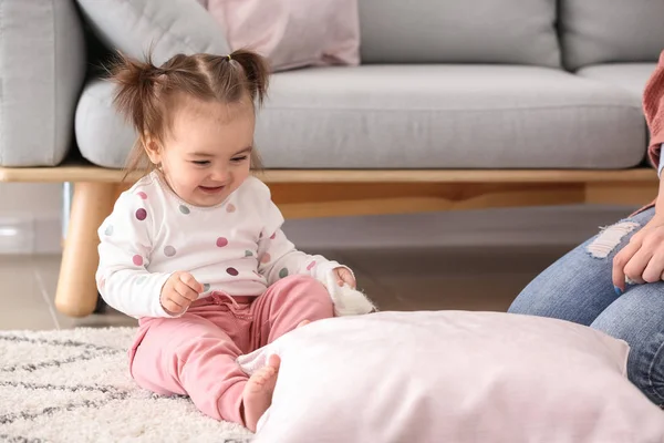 Söt Baby Flicka Som Leker Med Mamma Hemma — Stockfoto