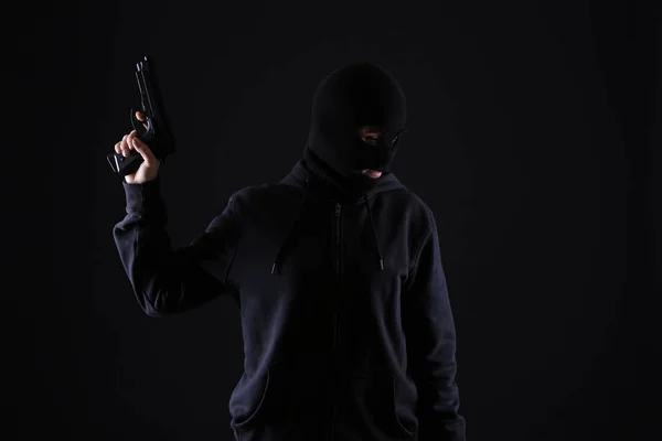 Räuber Mit Waffe Auf Dunklem Hintergrund — Stockfoto