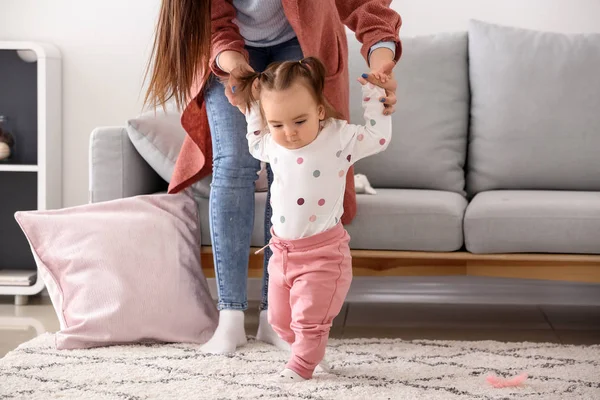 Jonge Vrouw Haar Schattig Dochtertje Lopen Thuis Onderwijs — Stockfoto