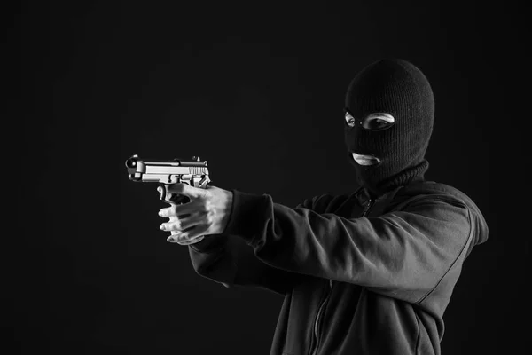 Bandit Met Pistool Donkere Achtergrond — Stockfoto