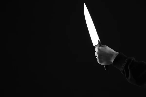 Räuber Mit Messer Auf Dunklem Hintergrund — Stockfoto