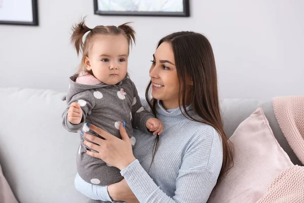 Söt Flicka Med Sin Mamma Hemma — Stockfoto